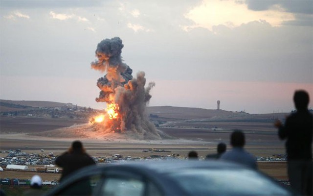 Một vụ không kích của liên minh chống Nhà nước Hồi giáo (IS) do Mỹ dẫn đầu nhằm vào mục tiêu phiến quân ở Kobani, Syria hôm 23/10 - Ảnh: Reuters.