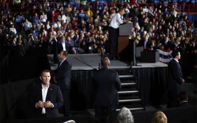Nhân viên Mật vụ Mỹ đứng bảo vệ quanh sân khấu mà ông Obama phát biểu trong một cuộc vận động tranh cử ở Mentor, Ohio hôm 3/11/2012.