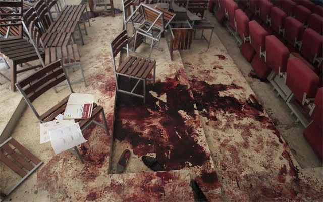 Sàn nhà đẫm máu sau vụ thảm sát kinh hoàng do phiến quân Taliban thực hiện nhằm vào một trường học ở Peshawar, Pakistan hôm 17/12. Ít nhất 132 em học sinh và 9 nhân viên trường học bị giết trong vụ thảm sát này - Ảnh: Reuters.