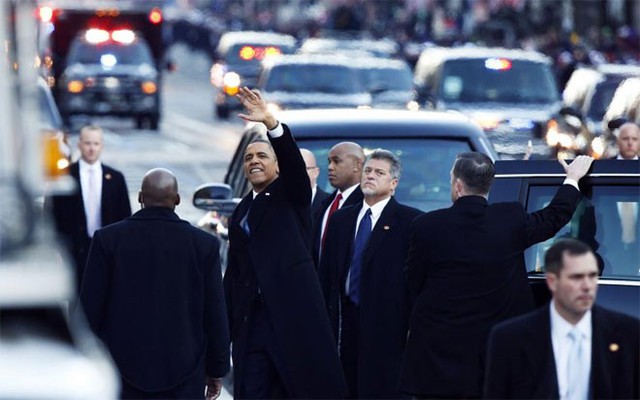 Ông Obama được hàng rào Mật vụ bảo vệ khi trở lại chiếc xe của ông sau khi tham dự buổi lễ nhậm chức ở Washington hôm 21/1/2013.