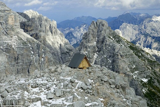 Nhưng mới đây, một kiến trúc sư người Italia đã lên ý tưởng xây dựng một khách sạn trên ngọn núi cao hơn 2.500 m thuộc dãy Alpes để làm nơi trú chân cho các khách du lịch.