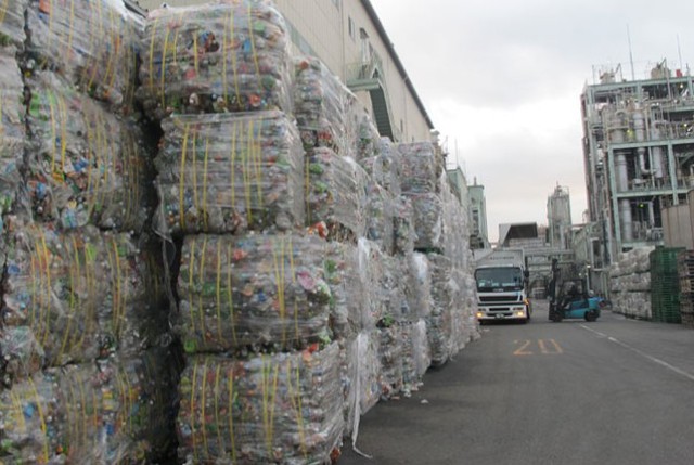 Mỗi ngày, PRT thu mua rác thải là những vỏ chai nhựa từ các thành phố như Tokyo, Kawasaki... để tái chế chúng. Giá thu mua rất rẻ nên đầu vào khá thuận lợi đối với hoạt động kinh doanh của công ty.</p></div><div></div></div><p> </p><p>