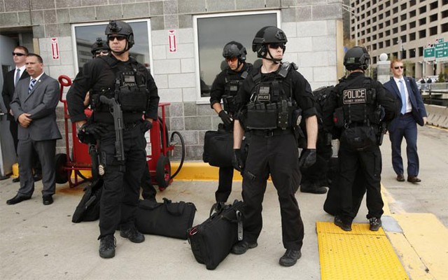 Thành viên đội phản ứng nhanh (Counter Assault Team) của Mật vụ Mỹ chờ ông Obama lên máy bay Marine One tại Wall Street Heliport ở New York vào ngày 7/10/2014.