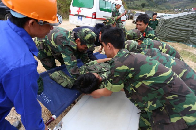 Các chiến sĩ Bộ tư lệnh Quân khu 7 diễn tập cách đưa nạn nhân ra khu vực sơ cứu - Ảnh: Mai Vinh