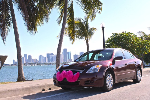 Xe hơi gắn râu hồng - đặc điểm nhận dạng của xe hãng Lyft. 