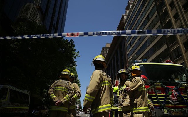 Lực lượng cứu hỏa được huy động làm hàng rào trên phố Castlereagh, Sydney - Ảnh: Getty.