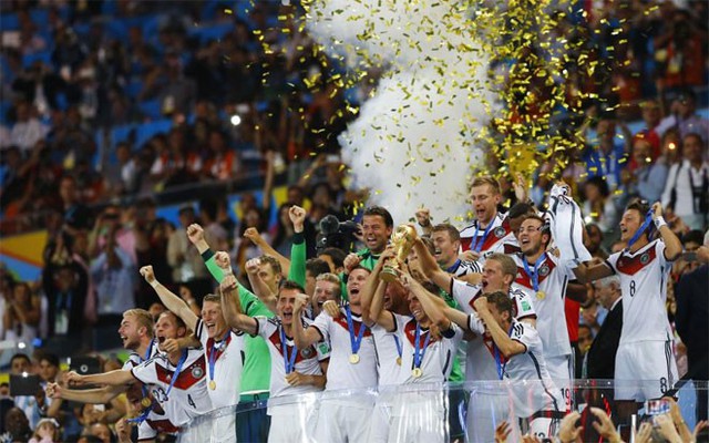 Đội tuyển bóng đá quốc gia Đức nhận cúp vô địch giải World Cup tại sân vận động Maracana ở Rio de Janeiro, Brazil hôm 13/7 - Ảnh: Reuters.