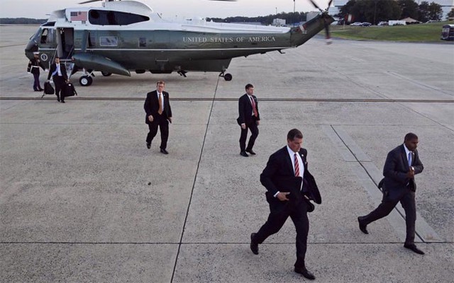 Nhân viên Mật vụ Mỹ bước xuống một chiếc trực thăng của lực lượng thủy quân lục chiến trước khi ông Obama rời căn cứ không quân Andrews ở Washington hôm 1/10/2014.