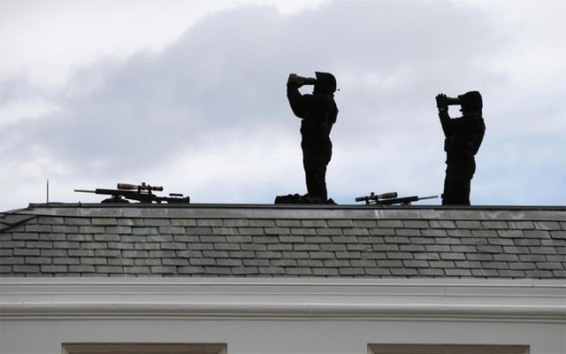 Các thành viên đội phản ứng nhanh thuộc Mật vụ Mỹ làm việc trên nóc phòng Cánh Tây (West Wing) của Nhà Trắng hôm 11/12/2014.