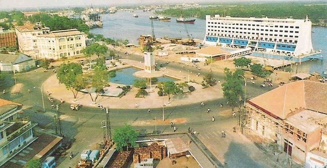 Khách sạn nổi Sài Gòn (phía trên tay phải)