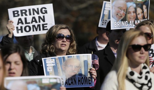 Ngưởi biểu tình tại Washington đòi trả tự do cho Alan Gross - Ảnh: Reuters