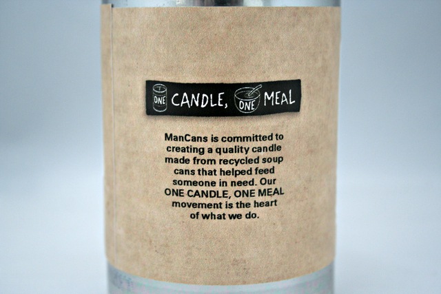 Khẩu hiệu “One candle, one meal” (Một cây nến, một bữa ăn) in trên mỗi sản phẩm