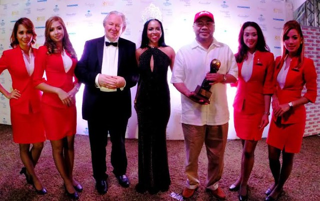 Ông Datuk Kamarudin Meranun (áo trắng), người đồng sáng lập tập đoàn AirAsia, nhận giải thưởng từ Graham Cooke, Chủ tịch World Travel Awards tại Lễ trao giải 2014.