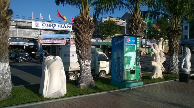 Chiếc máy bán hàng tự động của Đinh Quang Minh được đặt phía trước chợ Hàn.