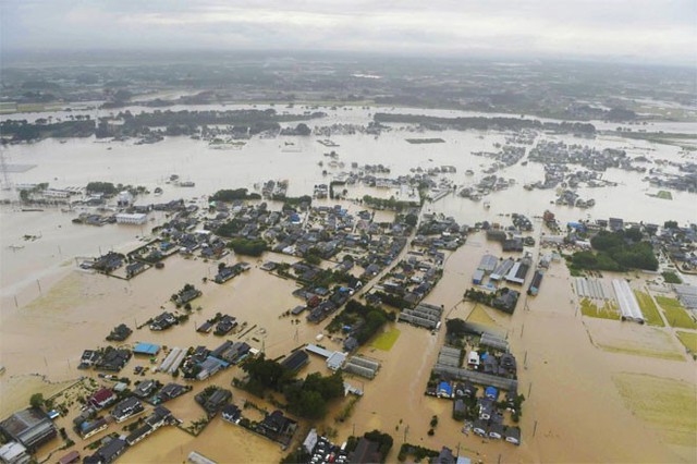 Trận lụt lớn đã gây ảnh hưởng nghiêm trọng ở nhiều địa phương tại Nhật. Trong hai ngày qua, hơn 100.000 người trên khắp đất nước này được yêu cầu sơ tán khỏi nhà cửa. Tuy vậy, tỉnh Togochi được xem là khu vực chịu tác động nặng nề nhất, với hơn 60.000 người phải sơ tán - Ảnh: Reuters.