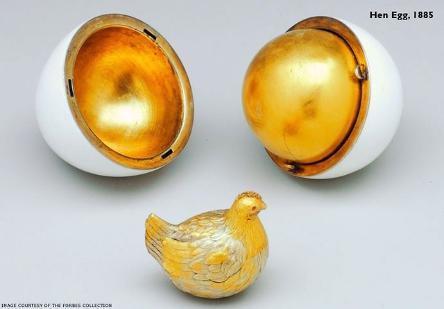 
“Trứng gà mẹ” (Hen Egg 1885) được Nga hoàng Alexander đệ Tam giành tặng cho Hoàng hậu Maria Fedorovna nhân dịp kỷ niệm 20 năm ngày cưới
