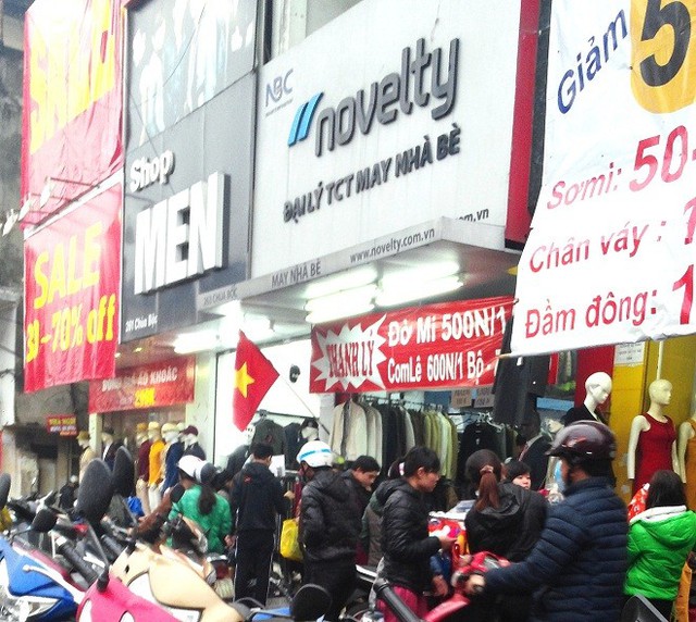 Hàng loạt các cửa hàng dọc đường Chùa Bộc xả kho với giá rẻ đã hút nhiều người đến mua sắm.