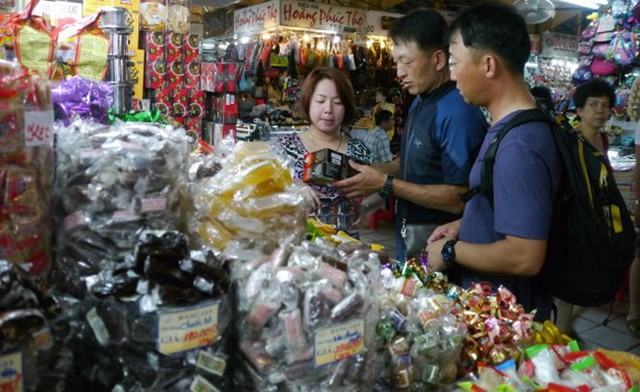 Nếu dự thảo thông tư được ban hành, người bán bánh kẹo phải khám sức khỏe (ảnh chụp tại chợ Bến Thành, TP.HCM).