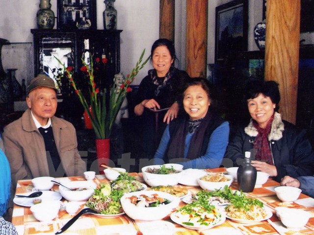 Bà Lâm cùng những người bạn bên bữa cơm thuần Việt (Ảnh: Nhân vật cung cấp)