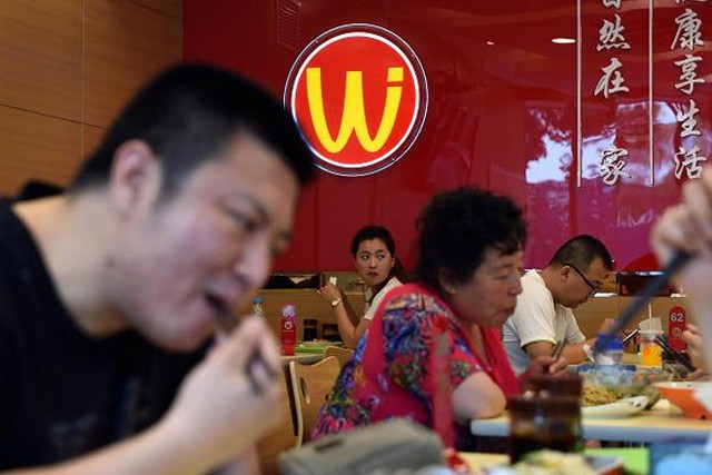 <b>Nhà hàng “nhái”</b><br><br>Từ “shanzhai” - có nghĩa là hàng giả, “nhái” - đã trở nên quá phổ biến ở Trung Quốc đến nỗi, vào năm 2008, một công ty bất động sản đã quyết định mở “Phố Shanzhai” ở Nam Kinh. Khu vực này tập trung hàng loạt cửa hiệu bán lẻ “nhái”, bao gồm cả các cửa hiệu ăn uống giả các thương hiệu nổi tiếng như Pizza Huh, Bucksstar coffee và McDnoalds.<br><br>Chuỗi cửa hiệu đồ ăn nhanh Wei Jia Liang Pi ở Bắc Kinh trông cũng rất giống McDonald’s, nhưng với logo là một chữ M lộn ngược.