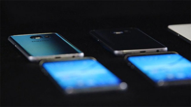 Mức giá của hai thiết bị này chưa được công bố, nhưng theo giới phân tích, Galaxy S6 sẽ có giá tương tự như iPhone 6, bắt đầu từ 199 USD với hợp đồng nhà mạng 2 năm tại Mỹ; còn Galaxy S6 Edge có thể sẽ có mức giá tương tự như iPhone 6 Plus, từ 299 USD kèm hợp đồng nhà mạng - Ảnh: Bloomberg.