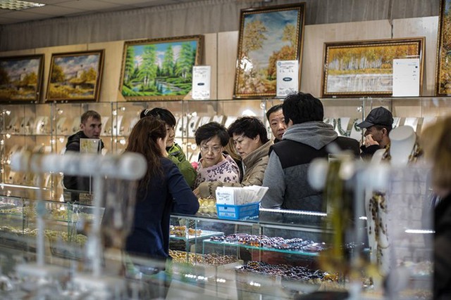 Du khách Trung Quốc chọn mua hổ phách trong cửa hàng tại Moscow.