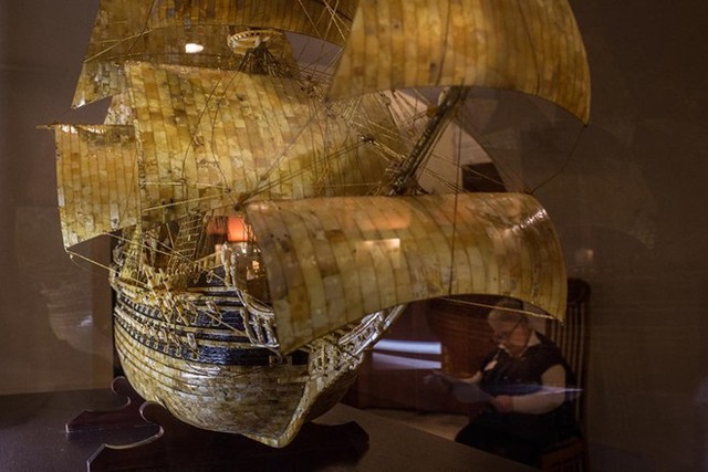 Một bản dựng thuyền quân sự của Thụy Điển làm từ hổ phách trong bảo tàng hổ phách tại Kaliningrad.