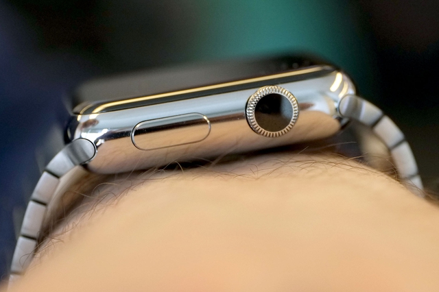 Khó có thể tránh khỏi Apple Watch dày hơn so với chiếc đồng hồ thông thường và khá cao khi đeo trên cổ tay.