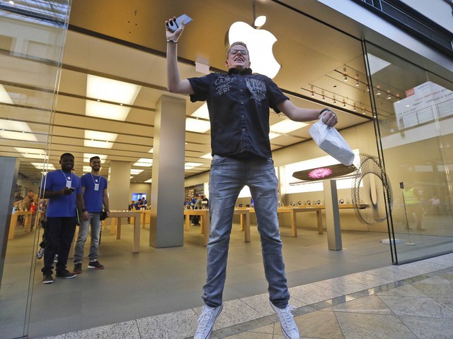 Một fan cuồng của Apple đang tỏ ra phấn khích sau khi mua được iPhone mới