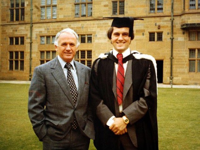 Năm 1977, Turnbull tốt nghiệp Đại học Sydney và được nhận học bổng Rhodes theo học tiếp ở Đại học Oxford danh giá và ra trường với tấm bằng về luật.<br>