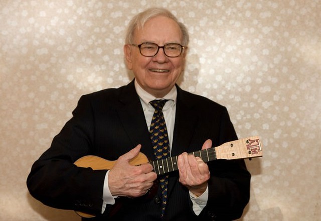 Warren Buffett gây ấn tượng bởi lối nói chuyện hài hước, gần gũi. 