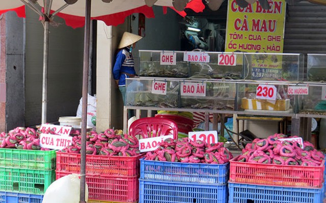 Cua buộc dây to đùng tại chợ Phạm Văn Hai (Q.Tân Bình, TP.HCM) - Ảnh: ÁI NHÂN