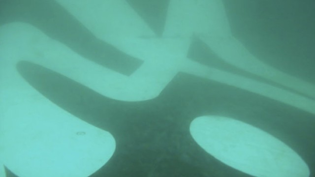 Các mảnh vỡ lớn dưới đáy biển, có thể là phần đuôi máy bay - Ảnh: Reuters.