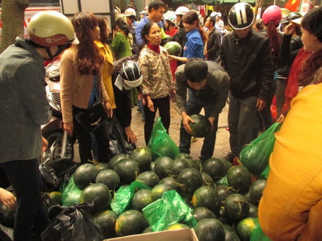 Rất đông người dân TP Thanh Hóa mua dưa hấu của bà con nông dân tỉnh Quảng Nam do nhóm “Kết nối yêu thương” cung ứng.