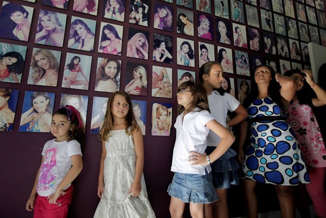 Các bé gái xếp hàng trong giờ học tại một trường đào tạo người mẫu ở Caracas. (Nguồn: Reuters)