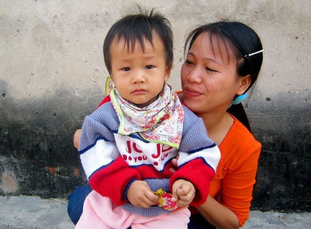 Chị Nguyễn Thị Tuyền bên con trai lớn.