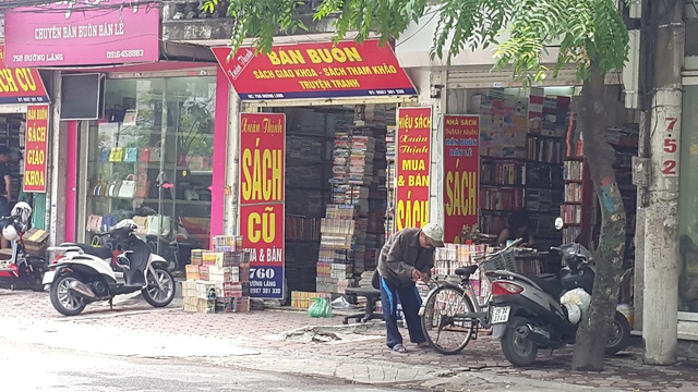 Đoạn gần như duy nhất trên phố Đường Láng có 3 nhà sách gần nhau nhưng cũng rất vắng khách.