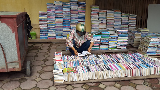 Một khách hàng chăm chú xem sách giữa những ngày è oi bức.
