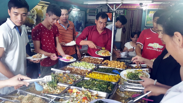 Thực khách tự do chọn lựa đồ ăn không giới hạn.