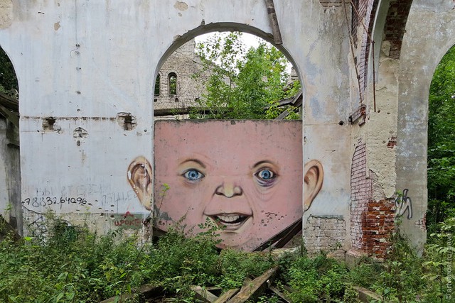 funny-street-art-kid-head-building
