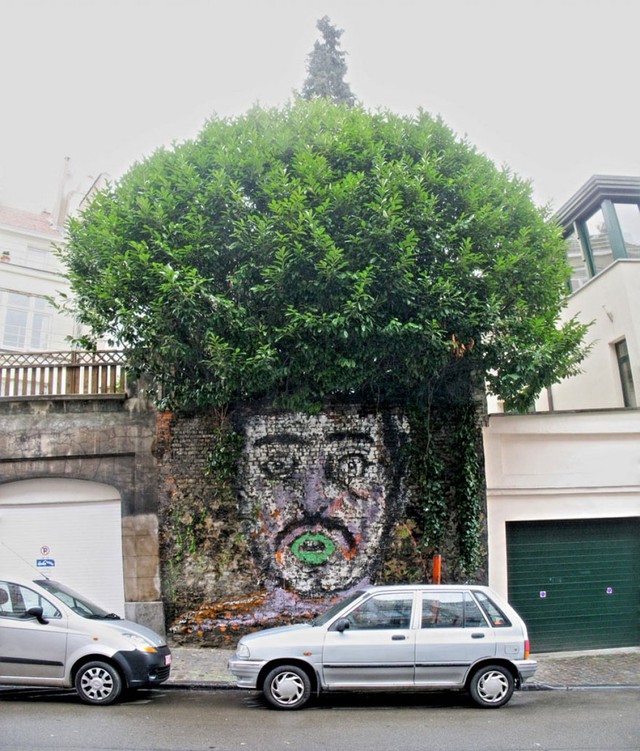 funny-street-art-surprised-wall-man-tree