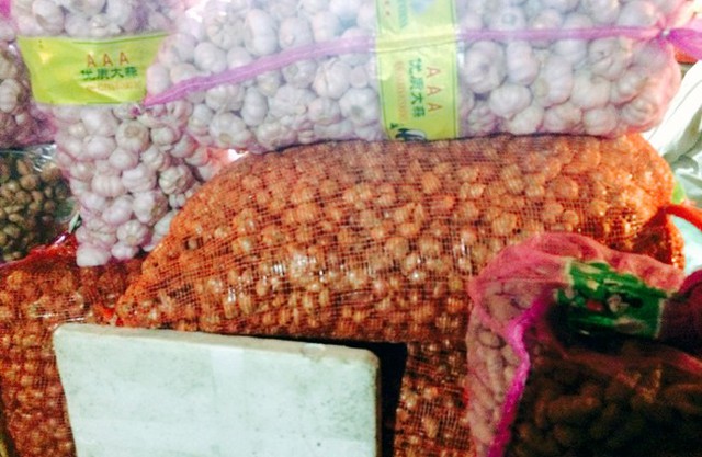 Mỗi ngày, riêng tại khu vực chợ Hòa Đình tiêu thụ hàng trăm tấn nông sản Trung Quốc, trong đó chủ yếu là các mặt hàng hành khô, hành tây, tỏi.