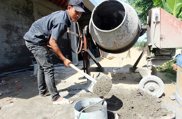 Anh Nguyễn Văn Lưu làm phụ thợ hồ lấy tiền trả tiền lãi ngân hàng.