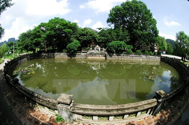 Hồ bán nguyệt tại đền thờ vua Đinh khu danh thắng Tràng An. (Ảnh: Minh Đức/TTXVN)