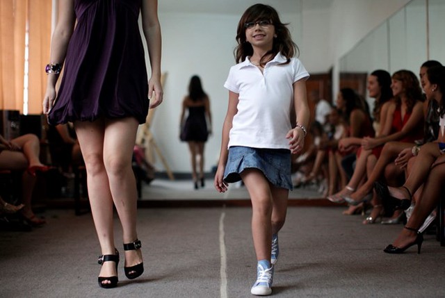 Một bé gái học cách đi catwalk. (Nguồn: Reuters)