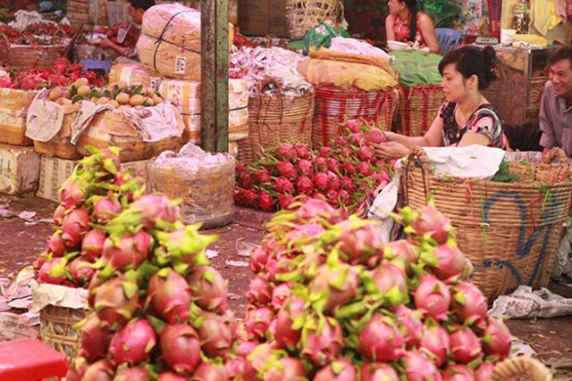 Trái cây Việt tại chợ đầu mối nông sản Thủ Đức.