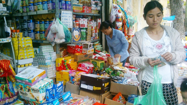 Bánh kẹo ngoại nhập tiêu thụ mạnh tại một đại lý trên đường Nguyễn Bỉnh Khiêm&nbsp;(Hai Bà Trưng, Hà Nội).