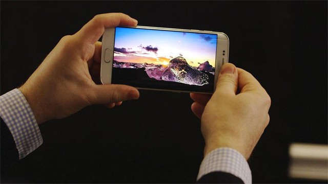 Samsung Galaxy S6 và Galaxy S6 Edge sở hữu màn hình sắc nét - Ảnh: Bloomberg.