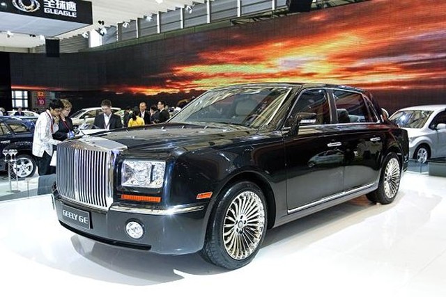 <b>Xe sang “nhái”</b><br><br>Tại triển lãm Ôtô Thượng Hải năm 2009, hãng xe Geely của Trung Quốc trình làng chiếc xe Geely GE. Người tham dự triển lãm đã “giật mình” khi thấy chiếc xe này trông quá giống chiếc Rolls Royce Phantom. Geely GE có giá 44.550 USD, trong khi một chiếc Rolls Royce Phantom có giá 371.260 USD.<br><br>Tương tự, năm ngoái, hai hãng xe Trung Quốc là Changan Auto và Jiangling Motors Corporations “bắt tay” sản xuất chiếc LandWind X7 (giá 20.700 USD) trông cực giống chiếc Range Rover Evoque (giá từ 59.000 USD) của hãng Jaguar Land Rover.