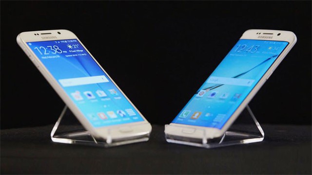 Galaxy S6 (trái) và Galaxy S6 Edge (phải) - Ảnh: Bloomberg.